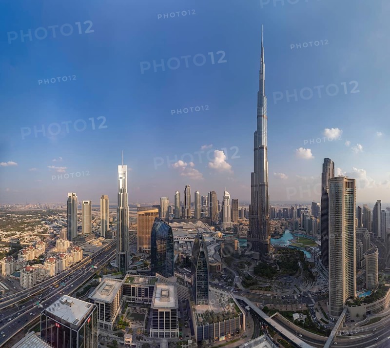 A picture of the Burj Khalifa towering the buildings of the nearby Downtown Dubai, Business Bay and Zabeel 2 districts