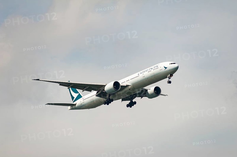 15.07.2023, Singapore, Republic of Singapore, Asia, A Cathay Pacific Airways Boeing 777-300ER passenger aircraft, registration B-KQU, on approach to Changi International Airport. Cathay Pacific, based in Hong Kong, is a member of the Oneworld airline alliance, an international network of airlines, Asia