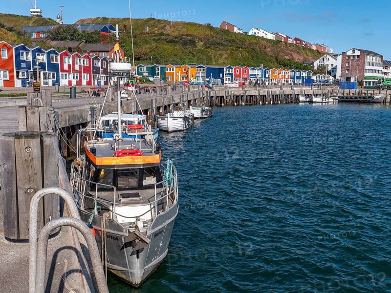 Small fishing boats moored on the shore in the inland harbour and in the background heritage-protected colourful houses, colourful lobster shacks, former fishermen's huts on the harbour road, Heligoland, North Sea, Pinneberg district, Schleswig-Holstein, Germany, Europe