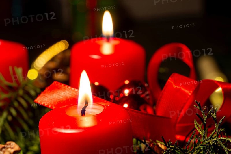 Advent greetings: Close-up of an Advent wreath with burning candles