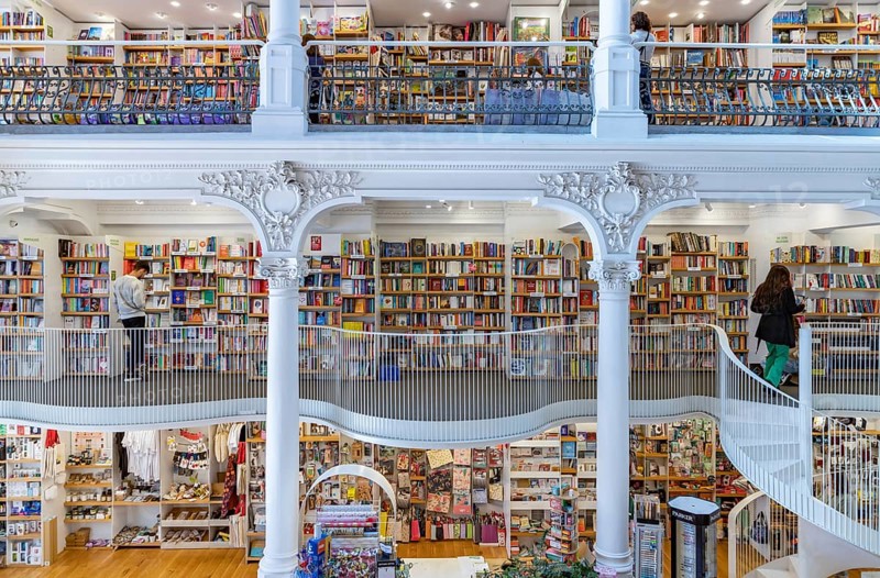 A picture of the interior of the Carturesti Carusel Bookstore