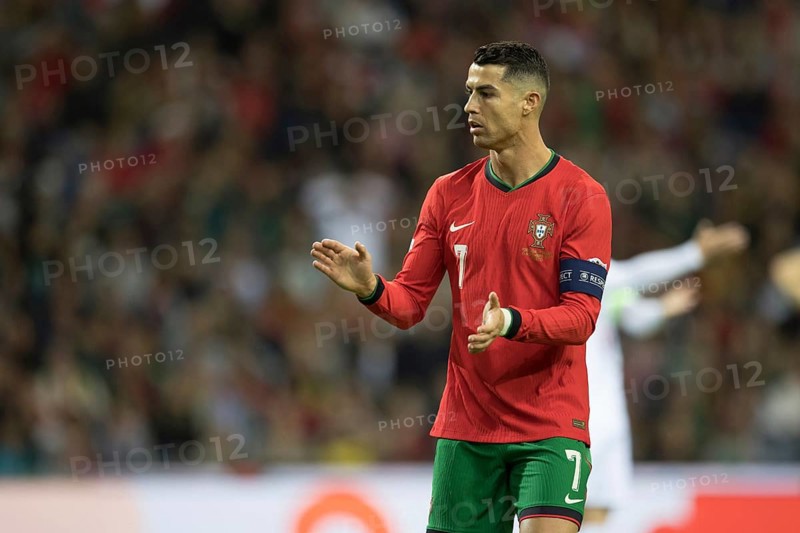 Football match, captain Cristiano RONALDO CR7 Portugal with captain's armband clapping his hands with applause looking left in thought, Estadio do Dragao, Porto, Portugal, Europe
