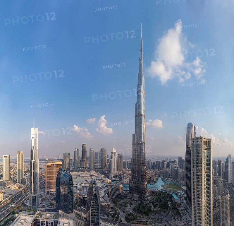 A picture of the Burj Khalifa towering the buildings of the nearby Downtown Dubai, Business Bay and Zabeel 2 districts