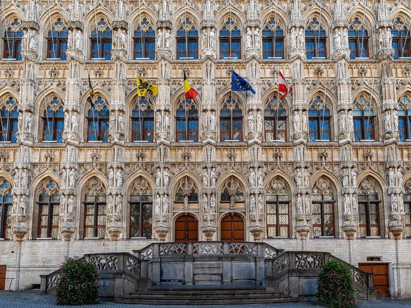 Detail of the entrance to the late Gothic-style town hall of Leuven (Historisch Stadhuis van Leuven) from 1469 on the Grote Markt, Leuven, Flanders, Flemish Brabant, Belgium, Europe