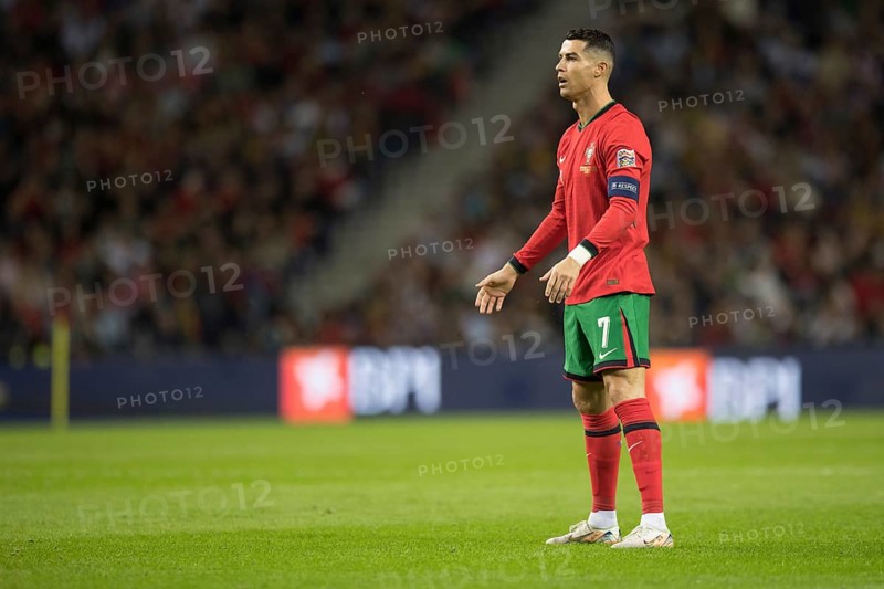 Football match, captain Cristiano RONALDO CR7 Portugal in front of the free kick with view to the goal, sequence 1, Estadio do Dragao, Porto, Portugal, Europe
