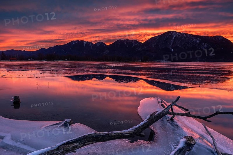 Dawn, mountains reflected in lake, clouds, ice, frozen, winter, Lake Kochel, view of Rabenkopf, Sonnenspitz, Jochberg, Alpine foothills, Bavaria, Germany, Europe