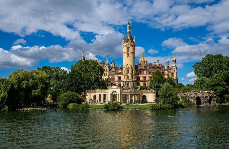 Schwerin, Mecklenburg-Vorpommern, Germany, Schwerin Castle on Lake Schwerin, seat of the Mecklenburg-Vorpommern state parliament, was the residence of the Mecklenburg dukes and grand dukes for centuries, Europe