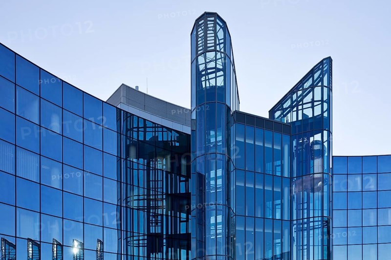 Modern, mirrored glass architecture, headquarters of Vantage Towers AG, Prinzenpark, Düsseldorf, North Rhine-Westphalia, Germany, Europe