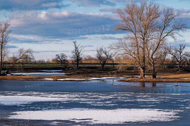 Icy waters on a winter evening in the floodplains of the Elbe valley near Beuster. Seehausen, Altmark, Saxony-Anhalt, Germany, Europe
