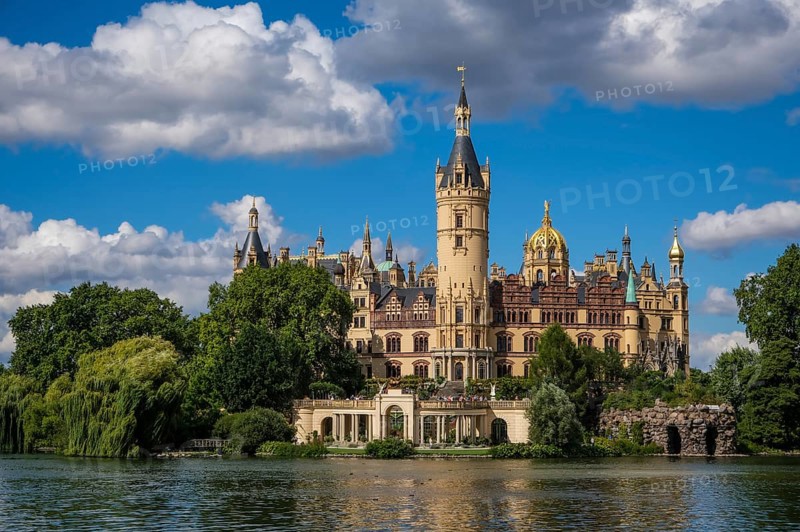 Schwerin, Mecklenburg-Vorpommern, Germany, Schwerin Castle on Lake Schwerin, seat of the Mecklenburg-Vorpommern state parliament, was the residence of the Mecklenburg dukes and grand dukes for centuries, Europe
