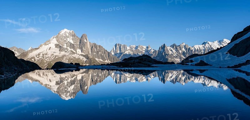 Mountain landscape in the evening light, water reflection in Lac Blanc, mountain peak, Aiguille Verte, Grandes Jorasses, Aiguille du Moine, Mont Blanc, Mont Blanc massif, Chamonix-Mont-Blanc, Haute-Savoie, France, Europe
