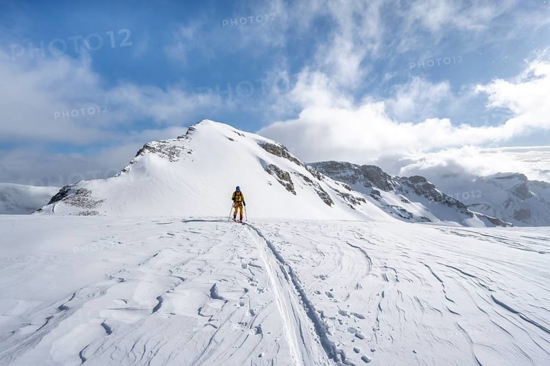 Ski tourers in a snowy mountain landscape, ascent to the Wildhorn, cloudy mood, high tour, Bernese Alps, Bernese Oberland, Switzerland, Europe