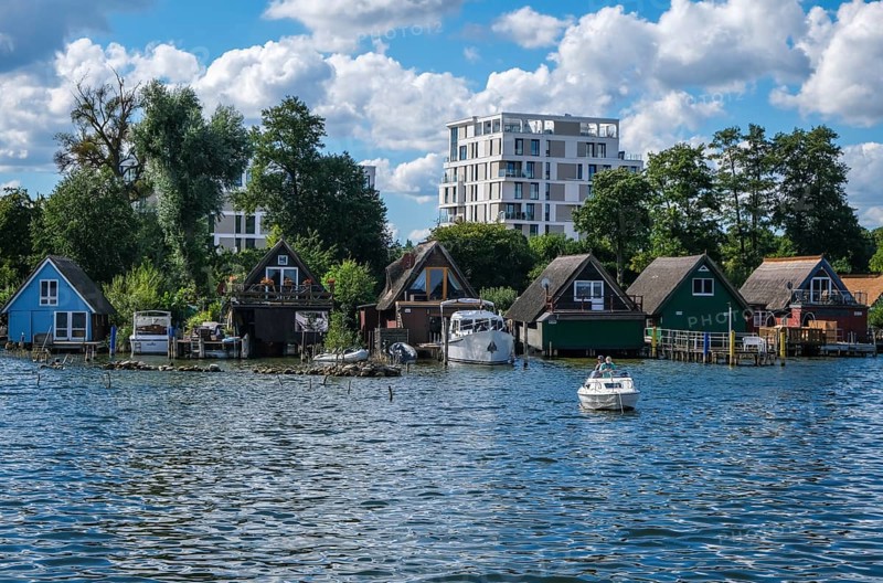 Schwerin, Mecklenburg-Vorpommern, Germany, boathouses on the Ziegelsee, in the 1970s, several sections of the shore were built on with many boathouses and today the area is developing more and more into an attractive residential location under the motto Living on the water in the seven-lake landscape in Schwerin. Behind luxury flats on the shore of Ziegeinnensee, Europe