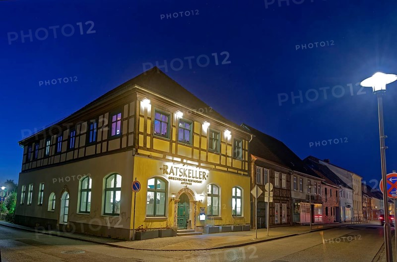 Catering, shops and residential buildings on the corner of Mühlenstraße and Am Markt in the Hanseatic town of Seehausen at night. Seehausen, Altmark, Saxony-Anhalt, Germany, Europe