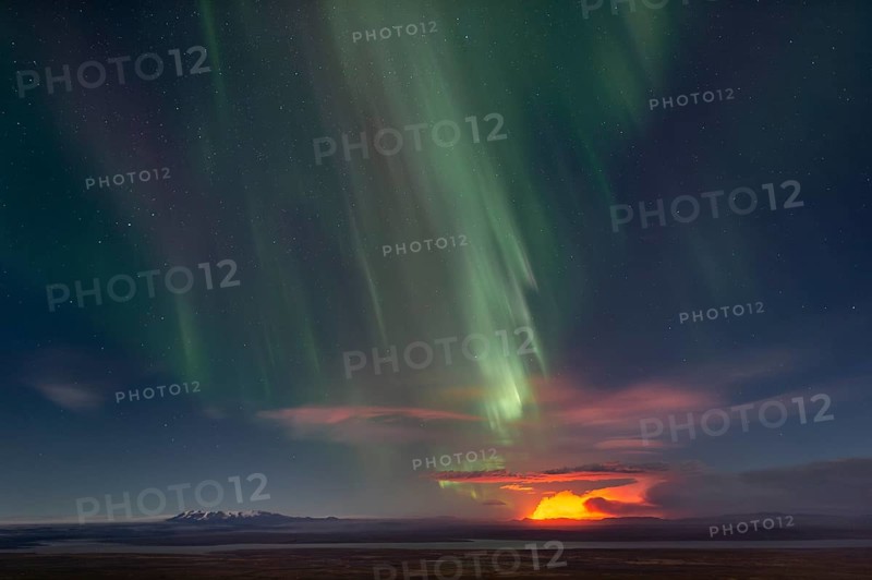 Northern Lights and nocturnal firelight of the Holuhraun fissure eruption north of Bárðarbunga volcano, Suður-Þingeyjarsýsla, Icelandic Highlands, North-East Iceland, Iceland, Europe