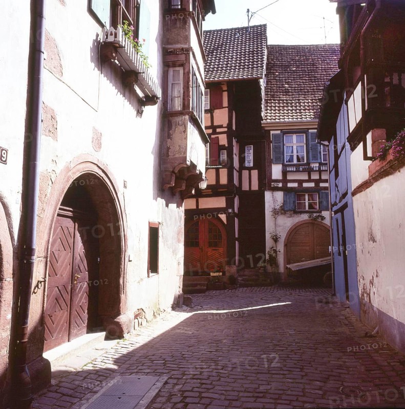 A bicycle tour through the Alsace, here on 11.05.1994 near Kayserberg, on a vineyard route is not only an effort but also a feast for the eyes in terms of landscape and towns. Kayserberg, FRA, France, Europe
