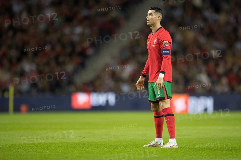 Football match, captain Cristiano RONALDO CR7 Portugal in front of the free kick with view to the goal, sequence 4, Estadio do Dragao, Porto, Portugal, Europe