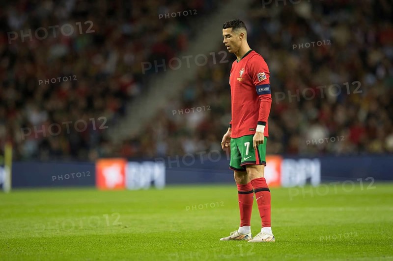 Football match, captain Cristiano RONALDO CR7 Portugal in front of the free kick with closed eyes and concentrated, sequence 17, Estadio do Dragao, Porto, Portugal, Europe