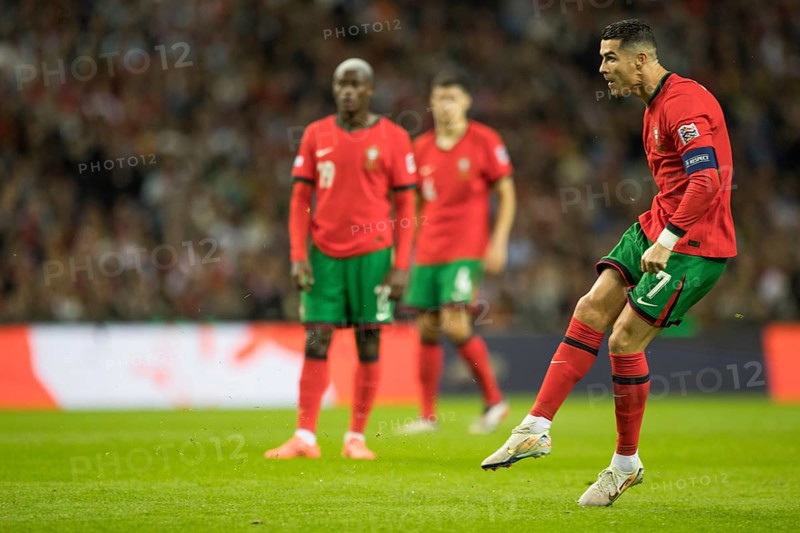 Football match, captain Cristiano RONALDO CR7 Portugal shoots the free kick with his right foot and follows the direction of the ball, sequence 32, Estadio do Dragao, Porto, Portugal, Europe