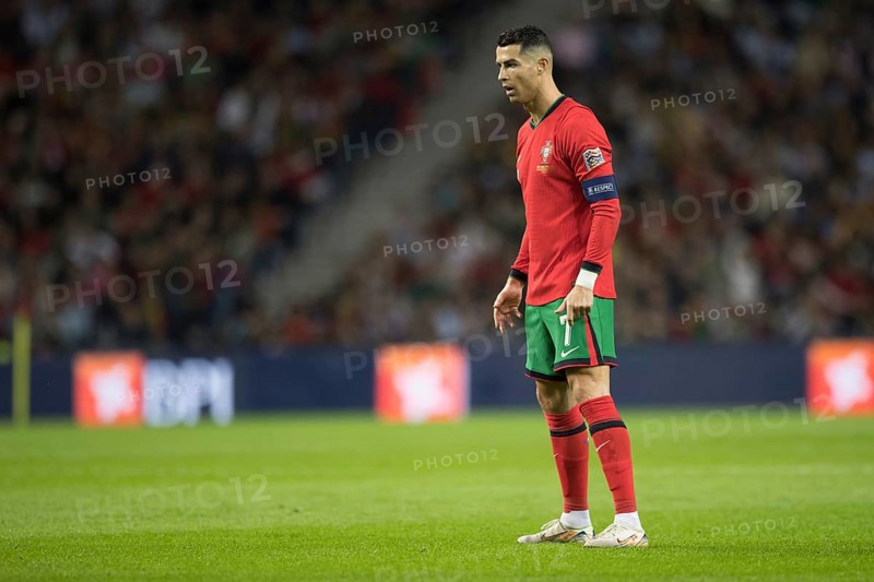 Football match, captain Cristiano RONALDO CR7 Portugal in front of the free kick with concentrated view on the ball, sequence 27, Estadio do Dragao, Porto, Portugal, Europe