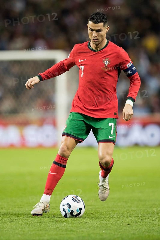 Football match, captain Cristiano RONALDO CR7 Portugal with the ball between both legs, the right leg sticking out slightly backwards, sequence 1, Estadio do Dragao, Porto, Portugal, Europe