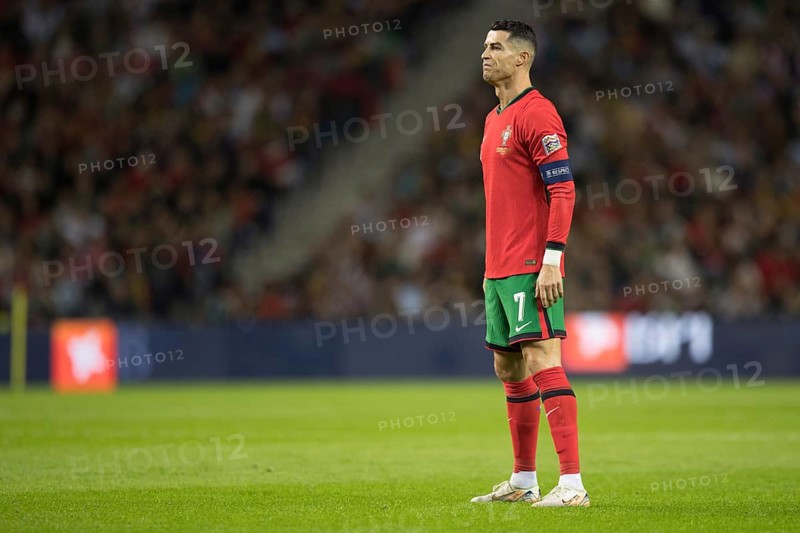 Football match, captain Cristiano RONALDO CR7 Portugal in front of the free kick with view to the goal, sequence 6, Estadio do Dragao, Porto, Portugal, Europe