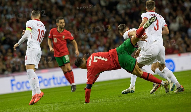 Football match, captain Cristiano RONALDO CR7 Portugal centre has just been fouled and goes down, sequence 3, Estadio do Dragao, Porto, Portugal, Europe
