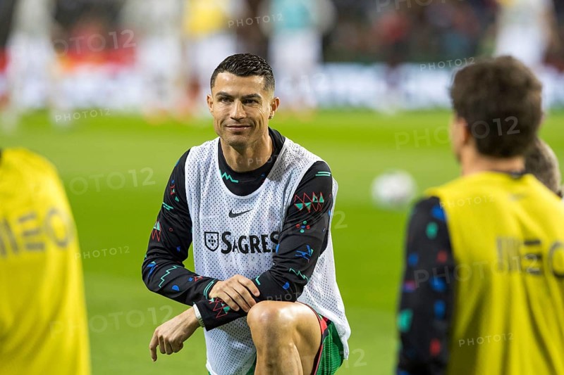 Football match, Cristiano RONALDO CR7 Portugal kneeling during pre-match warm-up with smiling and concentrated look, Estadio do Dragao, Porto, Portugal, Europe