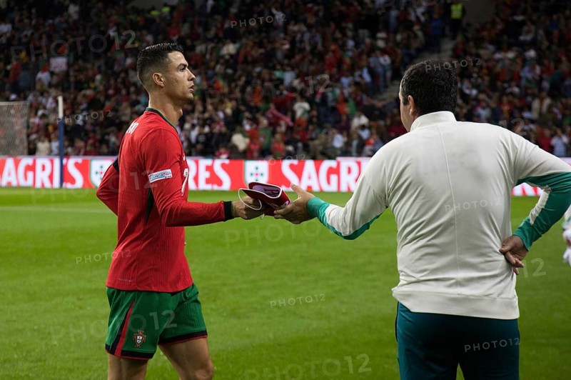 Football match, Cristiano RONALDO CR7 Portugal hands the Poland pennant to a carer, Estadio do Dragao, Porto, Portugal, Europe