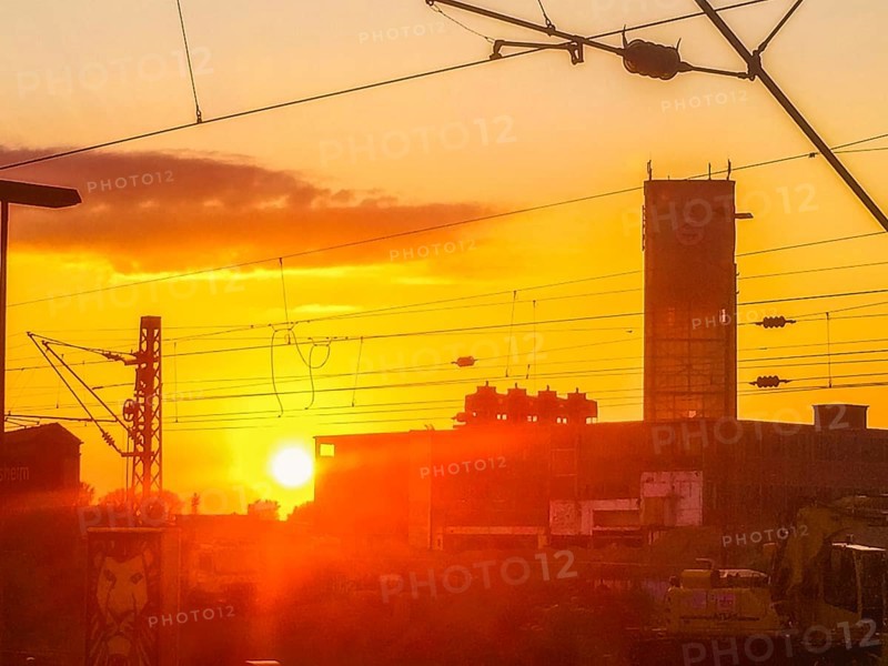 Sunset behind buildings with power lines and orange-coloured sky, Gerresheimer Germany, Lost Place, Glashütte Gerresheim, Düsseldorf Gerresheim, North Rhine-Westphalia, Germany, Europe