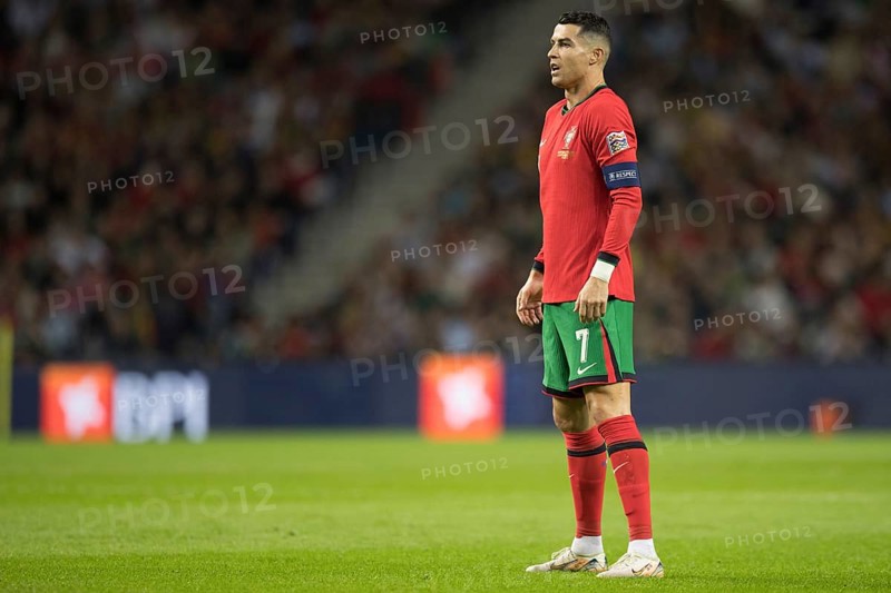 Football match, captain Cristiano RONALDO CR7 Portugal in front of the free kick with view to the goal, sequence 8, Estadio do Dragao, Porto, Portugal, Europe