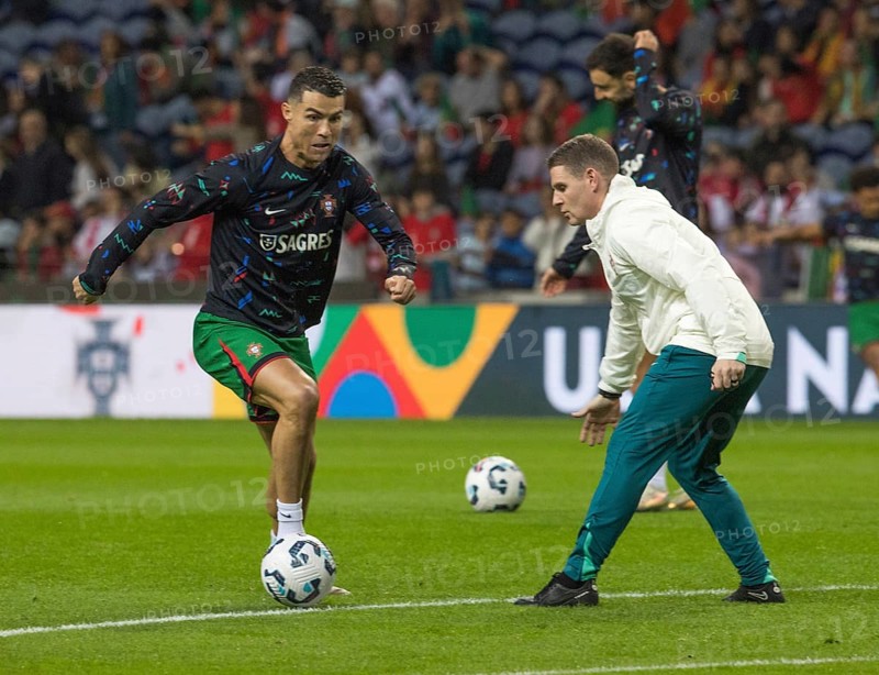 Football match, Cristiano RONALDO CR7 Portugal warming up in front of the match with technique and left leg on the ball, Estadio do Dragao, Porto, Portugal, Europe