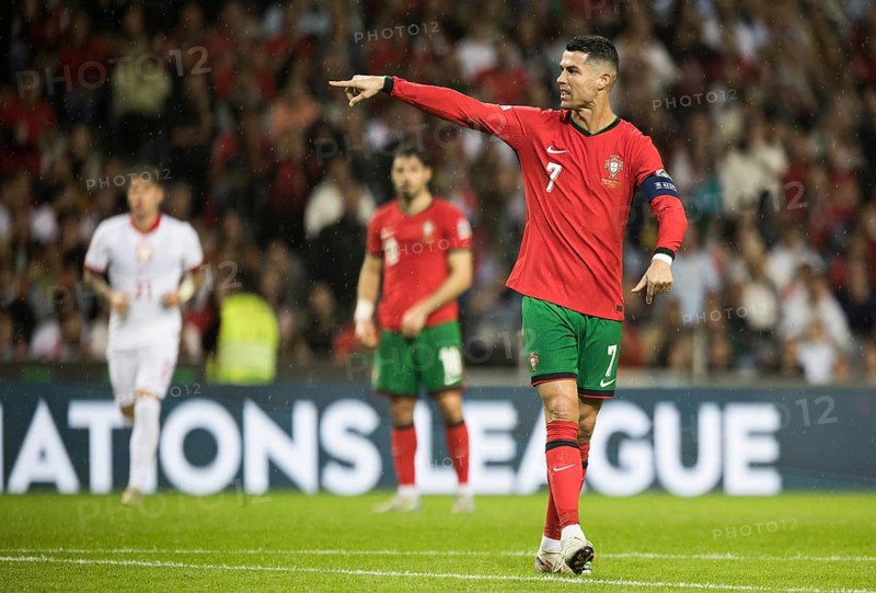Football match, captain Cristiano RONALDO CR7 Portugal points angrily with his left arm and index finger to the left, mouth slightly open and shouting slightly, Estadio do Dragao, Porto, Portugal, Europe