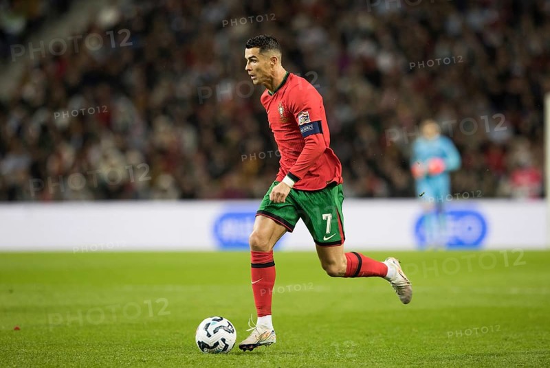 Football match, captain Cristiano RONALDO CR7 Portugal on the ball running towards the left focussed forward, captain's armband, sequence 3, Estadio do Dragao, Porto, Portugal, Europe