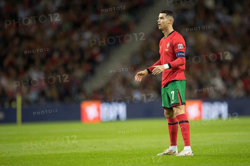 Football match, captain Cristiano RONALDO CR7 Portugal in front of the free kick with view to the goal, sequence 2, Estadio do Dragao, Porto, Portugal, Europe