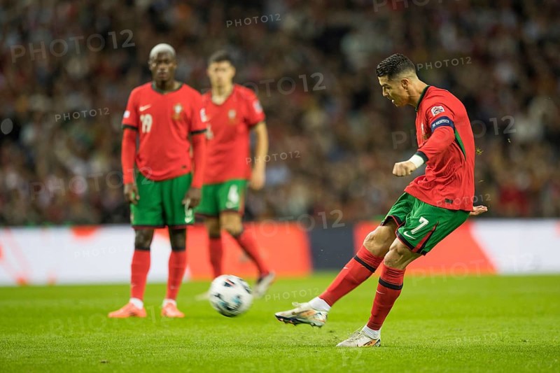 Football match, captain Cristiano RONALDO CR7 Portugal shoots the free kick with his right foot, ball, sequence 30, Estadio do Dragao, Porto, Portugal, Europe