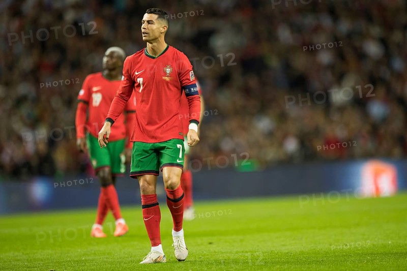 Football match, captain Cristiano RONALDO CR7 Portugal has just taken a free kick with his right foot, follows the direction of the ball, sequence 43, Estadio do Dragao, Porto, Portugal, Europe