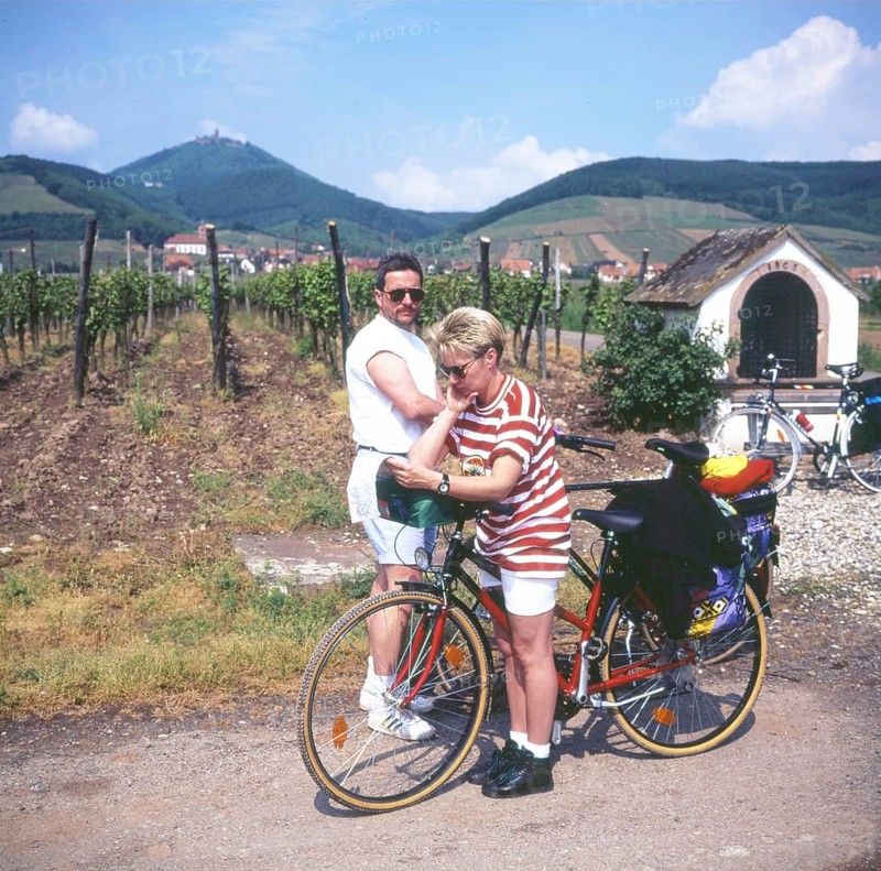 A bike ride through the Alsace, here on 11.05.1994 near Kayserberg, on a vineyard route is not only an effort but also a feast for the eyes in terms of landscape and towns, FRA, France, Europe