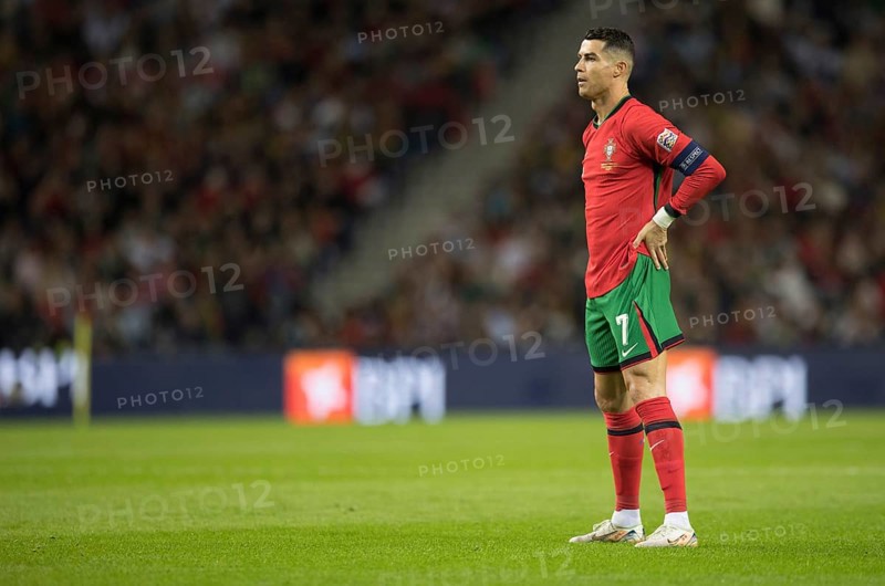 Football match, captain Cristiano RONALDO CR7 Portugal in front of the free kick facing the goalkeeper and with his left hand on his left back, sequence 23, Estadio do Dragao, Porto, Portugal, Europe