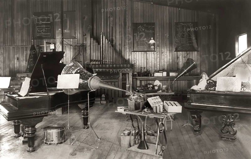 Edison‘s experimental development facility for the phonograph, Thomas Alva Edison, digitally edited according to a photography by W. K. Dickson, 1892
