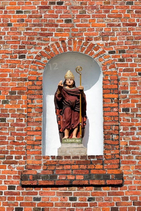 St. Nicholas on the church façade in Altenbruch