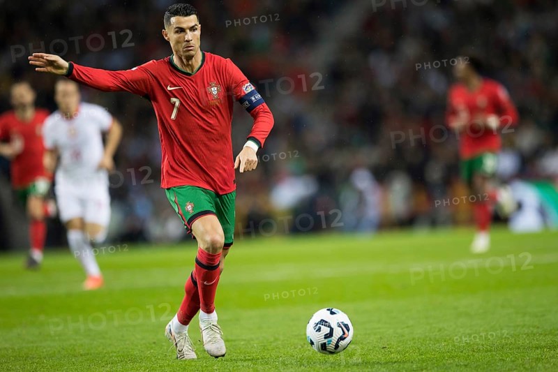 Football match, captain Cristiano RONALDO CR7 Portugal on the ball, captain's armband, left arm pointing to the left, concentrated look to the right, sequence 2, Estadio do Dragao, Porto, Portugal, Europe