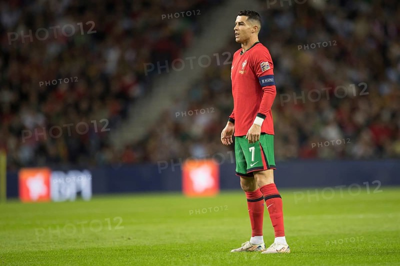 Football match, captain Cristiano RONALDO CR7 Portugal in front of the free kick with view to the goal, sequence 7, Estadio do Dragao, Porto, Portugal, Europe