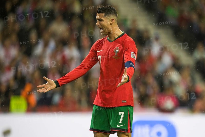 Football match, captain Cristiano RONALDO CR7 Portugal protests vigorously angry with raised left and right arms and hands pointing left, head pointing left shouting with mouth open, Estadio do Dragao, Porto, Portugal, Europe