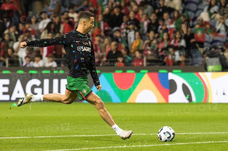 Football match, Cristiano RONALDO CR7 Portugal warming up in front of the match with sprinting to the right and shooting with his left foot, Estadio do Dragao, Porto, Portugal, Europe