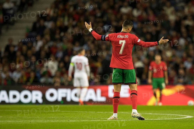 Football match, captain Cristiano RONALDO CR7 Portugal with raised arms I can't change it looking from behind with shirt number seven and captain's armband, Estadio do Dragao, Porto, Portugal, Europe