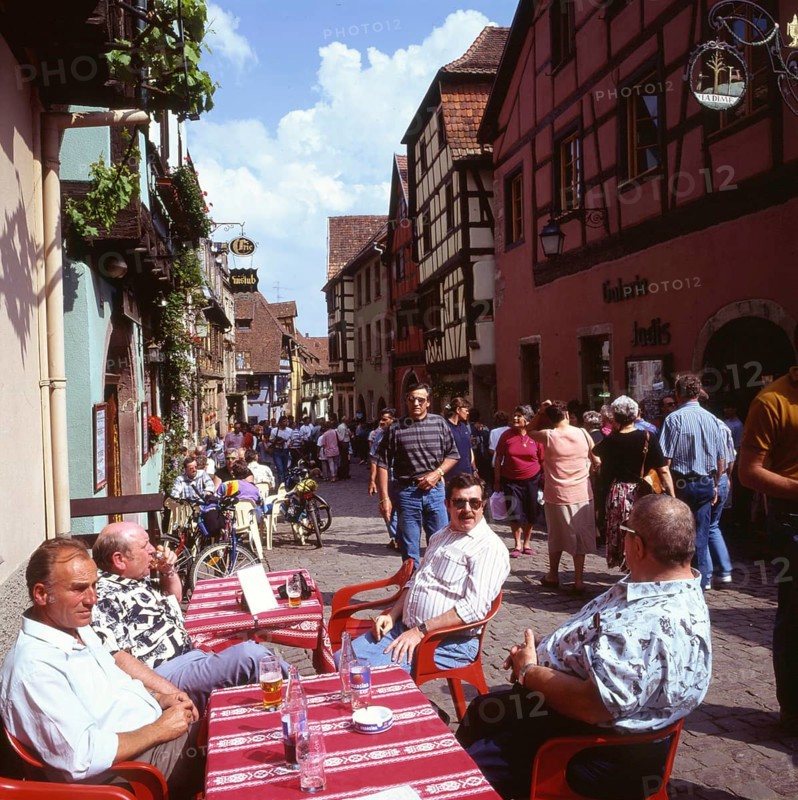 A bicycle tour through the Alsace, here on 11.05.1994 near Kayserberg, on a vineyard route is not only an effort but also a feast for the eyes in terms of landscape and towns. Kayserberg, FRA, France, Europe