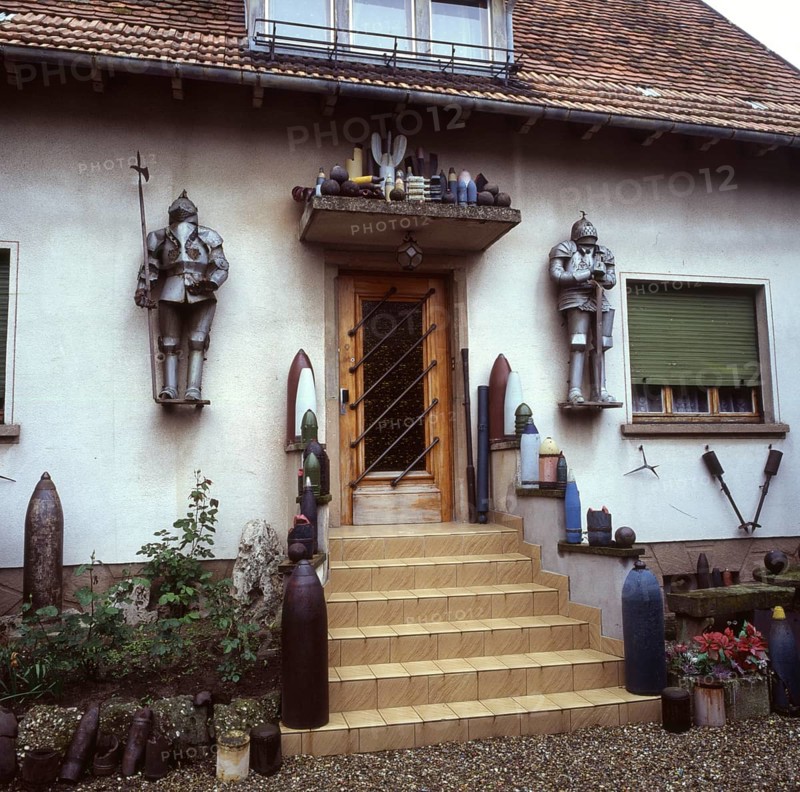 A bicycle tour through the Alsace, here on 11.05.1994 near Kayserberg, on a vineyard route is not only an effort but also a feast for the eyes in terms of landscape and towns. Kayserberg, FRA, France, Europe