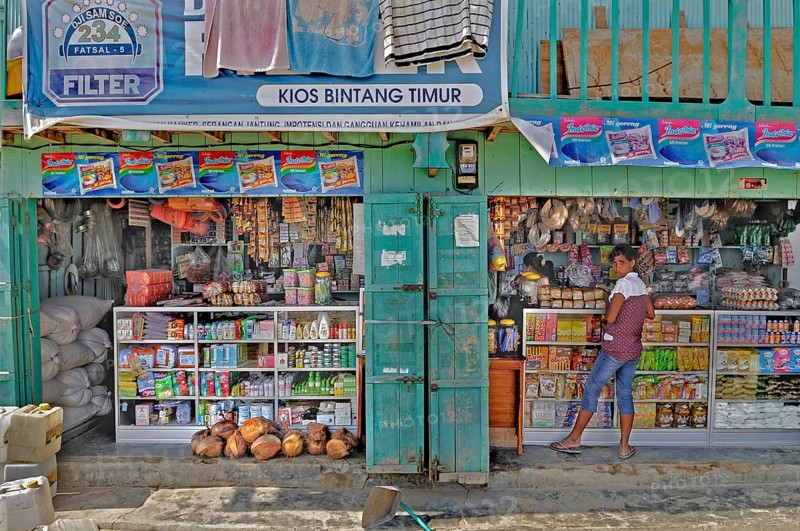 Corner shop, kiosk at the harbour, Labuan Bajo, Flores Island, Indonesia, Asia