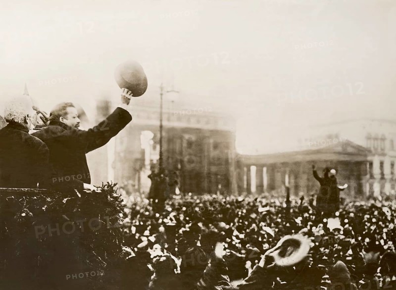 Friedrich Ebert greets returning German soldiers, as they pass through the Brandenburger Gate in Berlin, Germany 1918